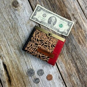 Women’s cork fabric wallet with metal clasp || rose cork